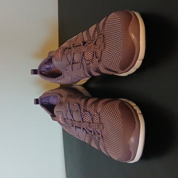 NWOT Skechers  Knit Sneakers Size 8 - Picture 1 of 4